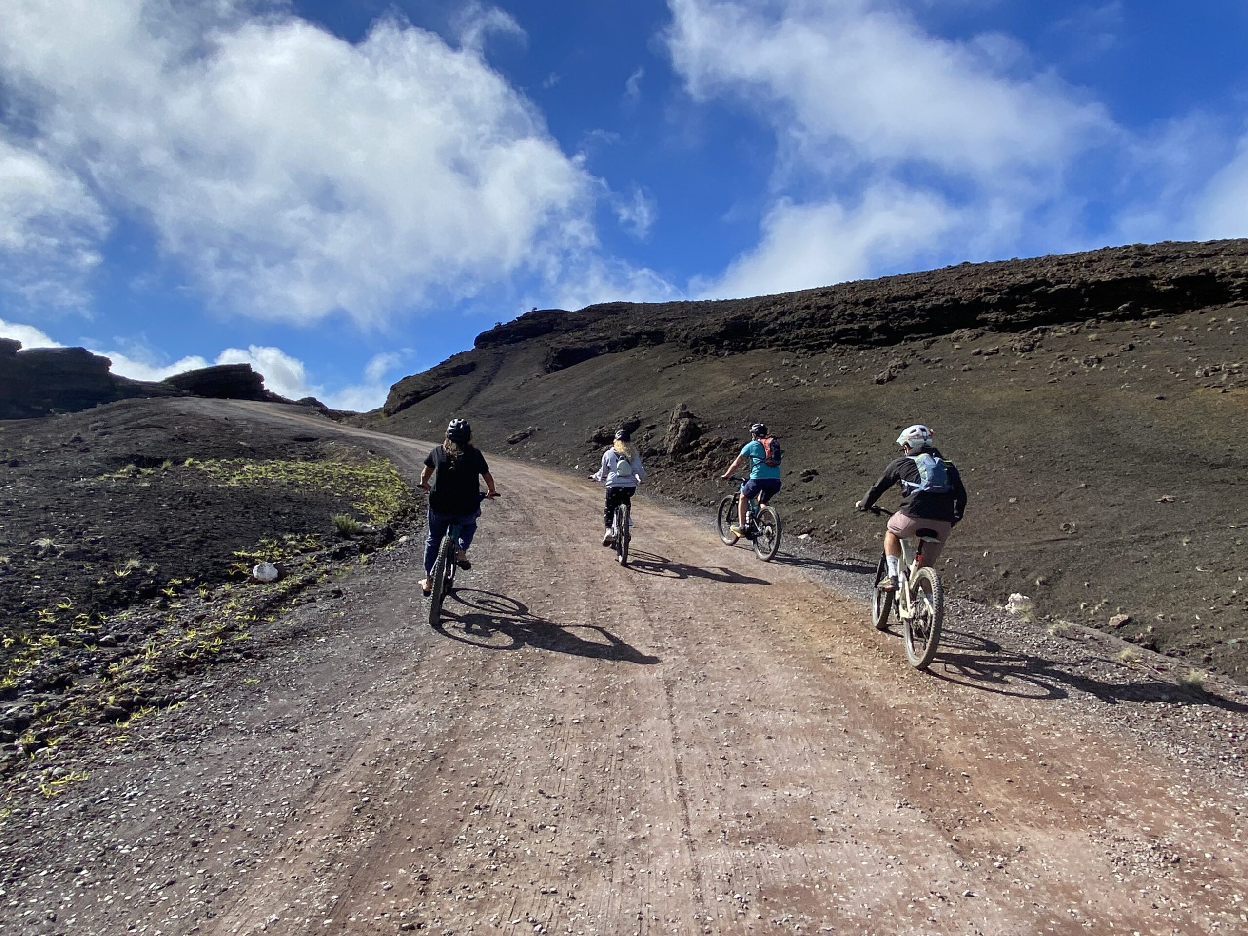 Parcours en VTT électrique au volcan, sur les pistes proches du Piton de la Fournaise